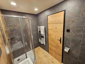 Dusj, hårføner og håndklær