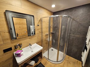 Douche, sèche-cheveux, serviettes fournies