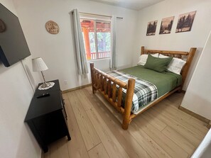 3 bedrooms, iron/ironing board, WiFi - Charming 3-bedroom house in Big Bear Lake perfect for getaway (Big Bear Lake)