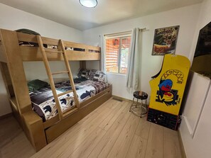 3 bedrooms, iron/ironing board, WiFi - Charming 3-bedroom house in Big Bear Lake perfect for getaway (Big Bear Lake)