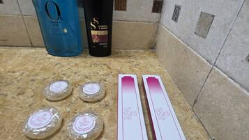 Dusche, Handtücher, Seife, Toilettenpapier