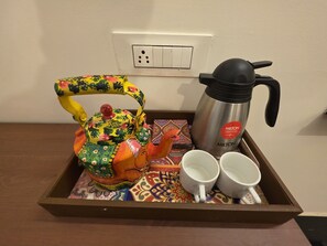 Coffee and/or coffee maker - Studio Apartment 102 In Malabar Hill By Florastay (Mumbai)