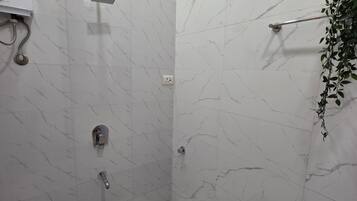 Dusche, Handtücher, Seife, Toilettenpapier