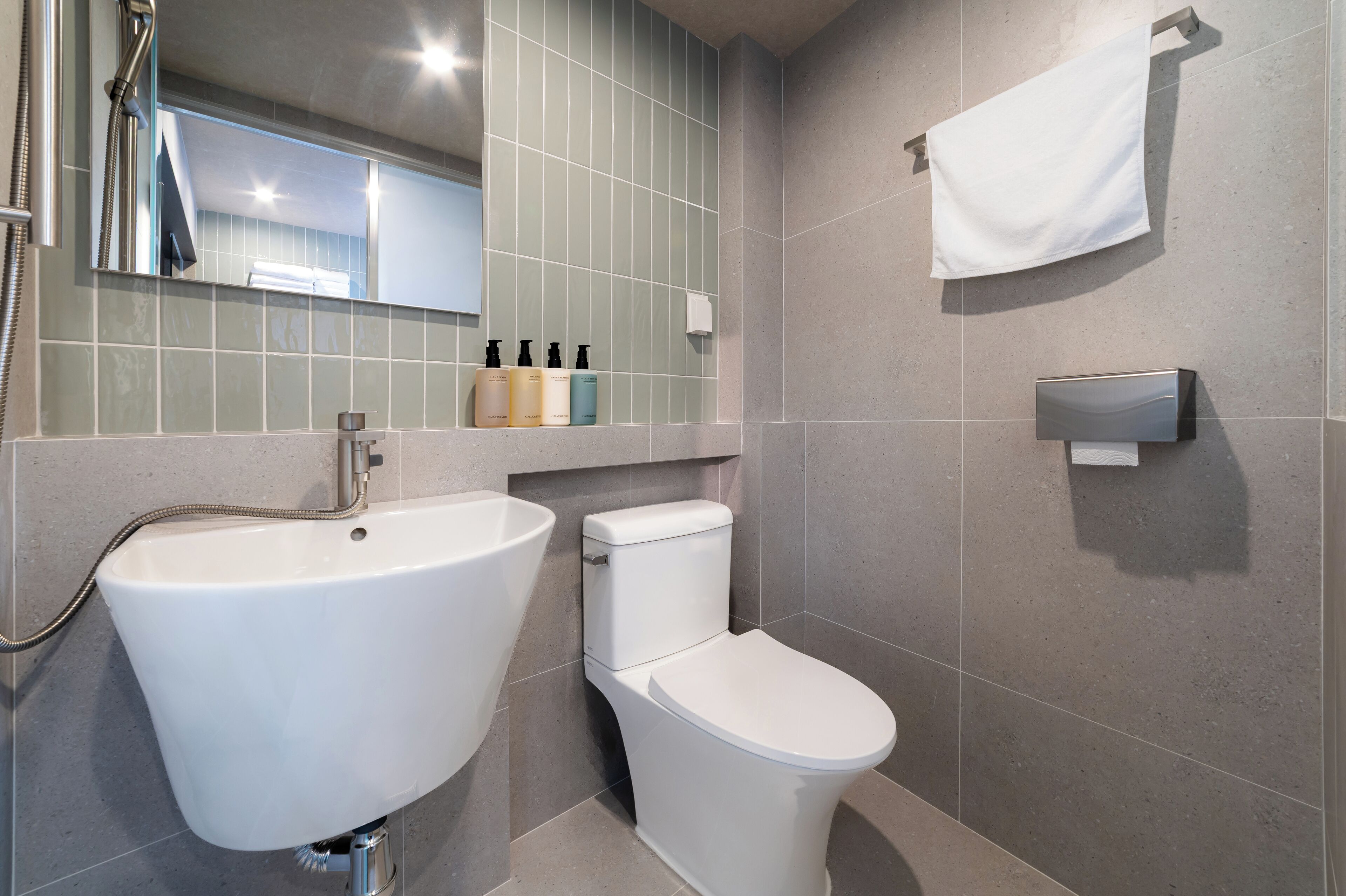 Familien-Dreibettzimmer | Badezimmer | Kostenlose Toilettenartikel, Haartrockner, Handtücher, Seife