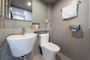 Familien-Dreibettzimmer | Badezimmer | Kostenlose Toilettenartikel, Haartrockner, Handtücher, Seife