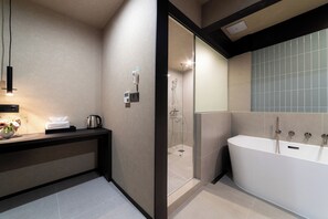 Lyxigt dubbelrum - utsikt mot staden | Badrum | Gratis toalettartiklar, hårtork, handdukar och tvål