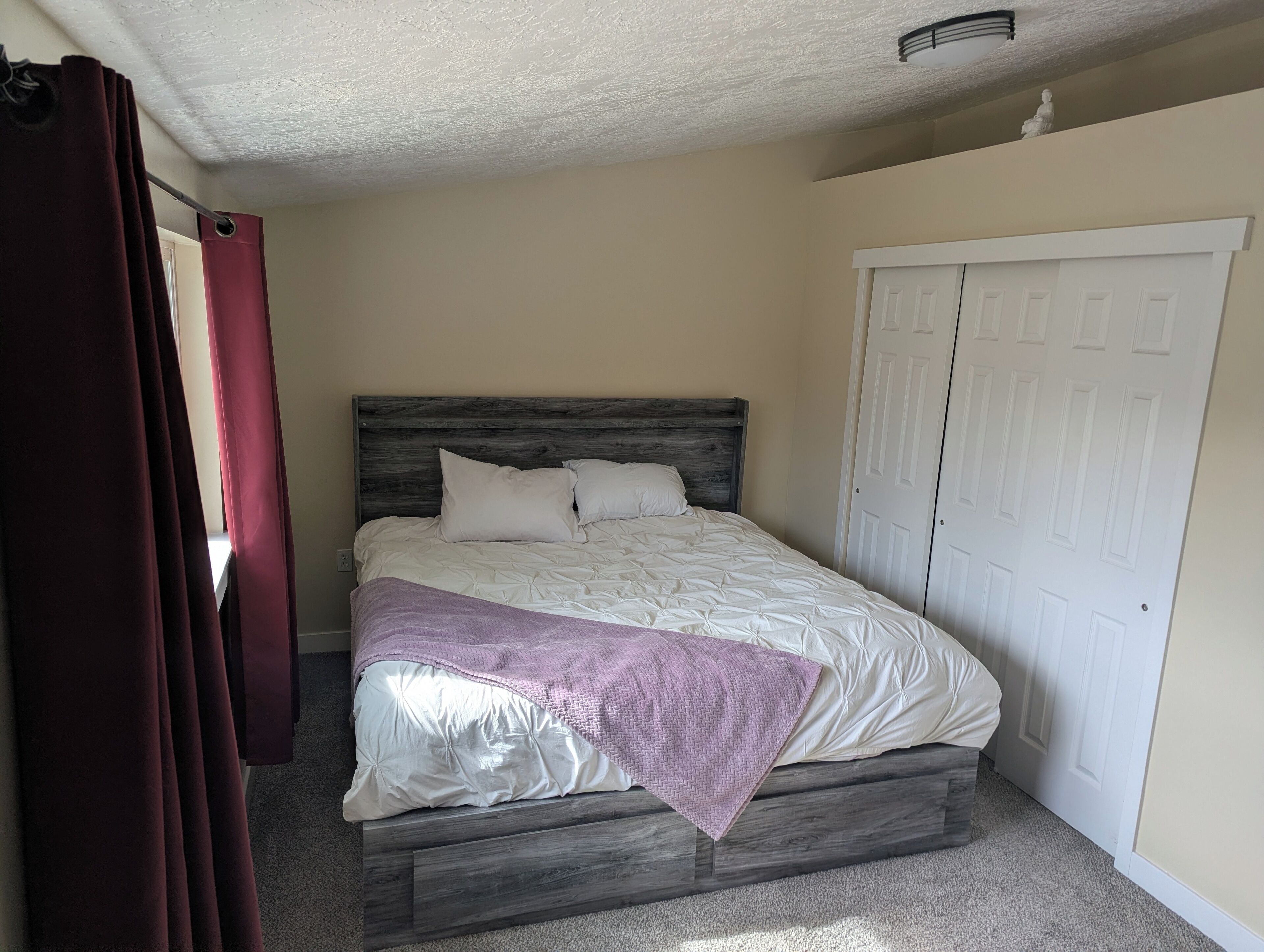 Escritorio, tabla de planchar con plancha, wifi gratis y ropa de cama 