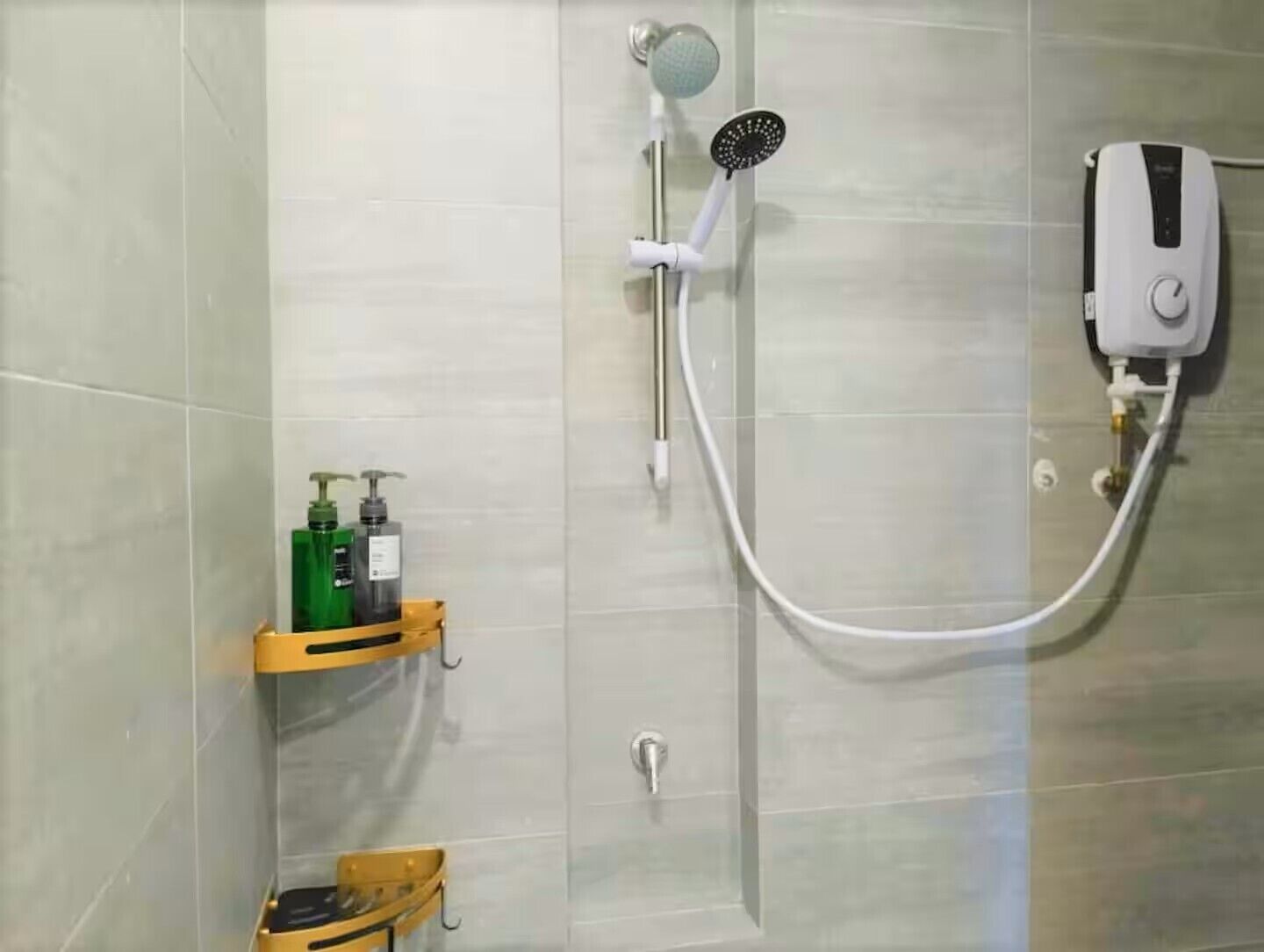 Doccia, asciugacapelli, asciugamani, sapone