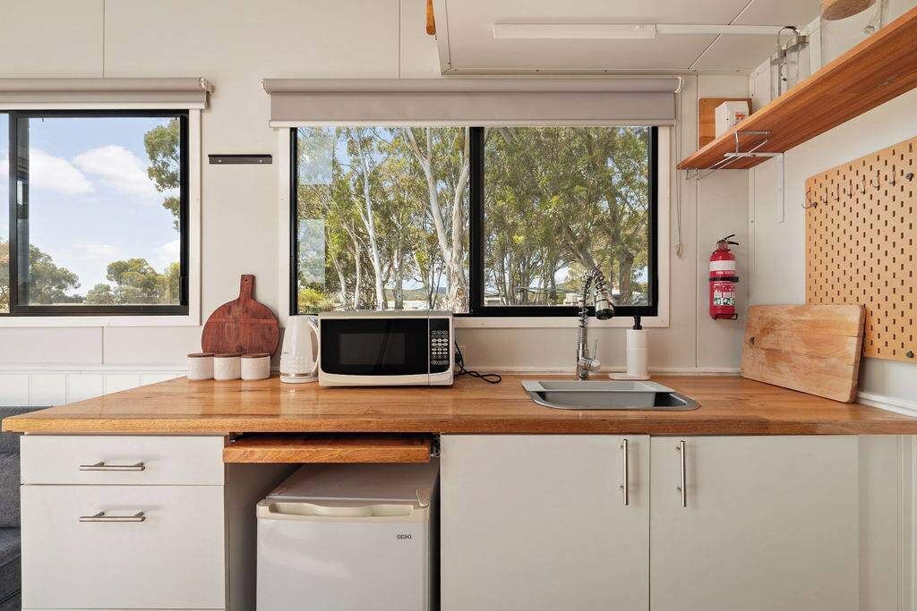 Refrigerador, microondas, placa de cocina, tostadora