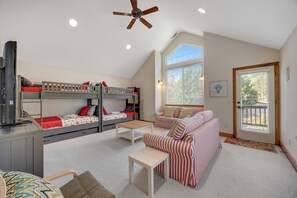 5 bedrooms, iron/ironing board, WiFi, bed sheets