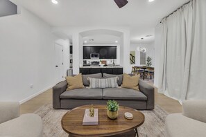 Smart TV - Modern 4BR + Loft • Family-Friendly Gilbert Stay • Sleeps 11 (Gilbert)