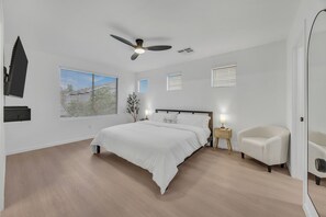 4 habitaciones, tabla de planchar con plancha, wifi y ropa de cama 
