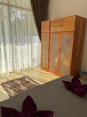 Apartamento de lujo, patio, vistas al patio | Caja fuerte, decoración individual, mobiliario individual y escritorio