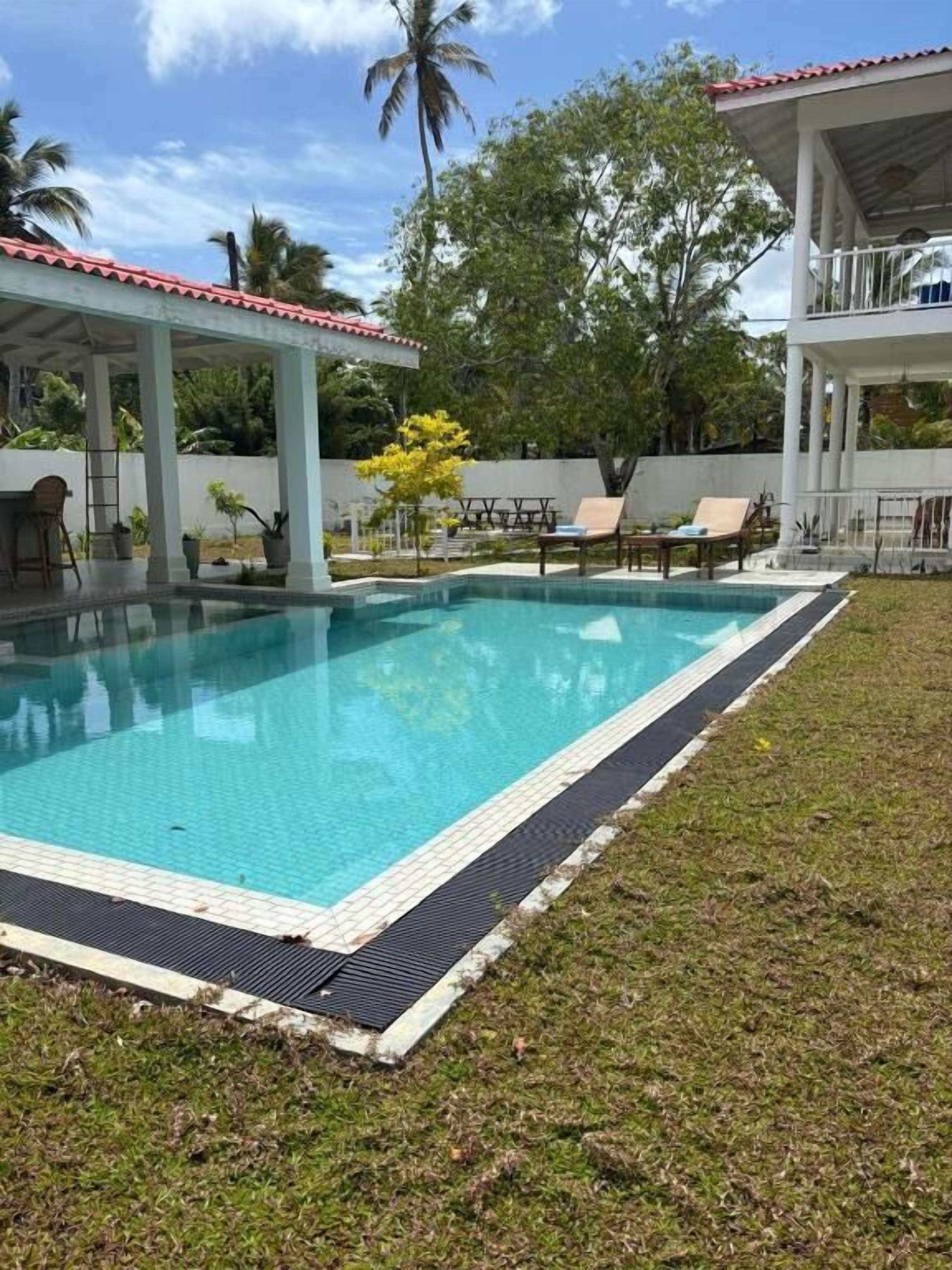 Una piscina al aire libre (de 08:00 a 22:00), sombrillas, tumbonas