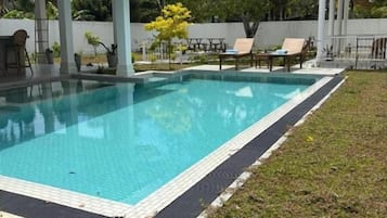 Una piscina al aire libre (de 08:00 a 22:00), sombrillas, tumbonas