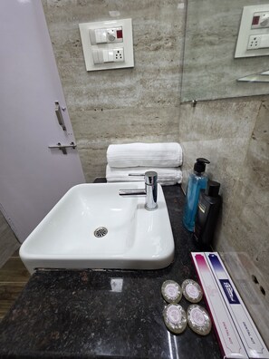 Ducha, toallas, jabón y papel higiénico