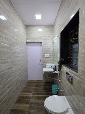 Een douche, handdoeken, zeep, toiletpapier