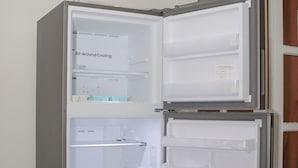 Un réfrigérateur compact doté d’un compartiment congélateur supérieur, d’un compartiment congélateur principal et d’un compartiment pour les aliments frais.