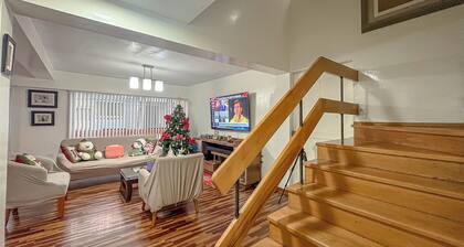 Duplex of 03 spacious rooms with living room, dining room and kitchen in California.