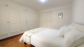 Iron/ironing board, Internet, bed sheets