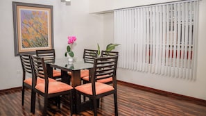 Dining - Duplex of 03 spacious rooms with living room, dining room and kitchen in California. (Víctor Larco Herrera)