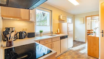 Geladeira, fogão, cooktop, lava-louças