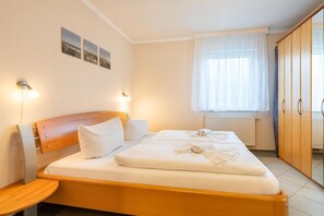 WiFi, bed sheets, wheelchair access - Cozy 2-Room Apartment on Usedom Island, Ground Floor, Perfect for 2 to 4 Guests (Pudagla)