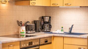 Fridge, oven, stovetop, dishwasher