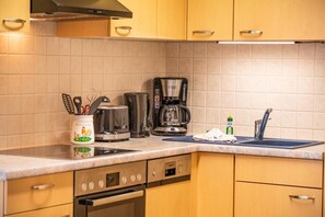 Fridge, oven, stovetop, dishwasher - Cozy 2-Room Apartment on Usedom Island, Ground Floor, Perfect for 2 to 4 Guests (Pudagla)