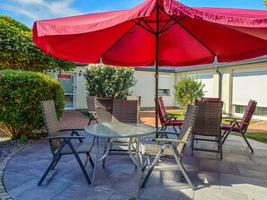 Outdoor dining - Cozy 2-Room Apartment on Usedom Island, Ground Floor, Perfect for 2 to 4 Guests (Pudagla)