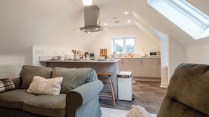 Eine moderne Loftswohnung mit Küche, Essbereich und Wohnraum.