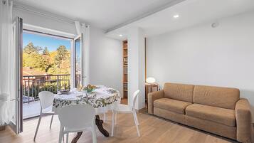 Apartamento lua de mel, vários quartos, ao lado da montanha (Appartamento Girasole) | Área de estar | TV de tela plana 21 polegadas com canais a cabo