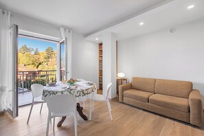 Apartamento lua de mel, vários quartos, ao lado da montanha (Appartamento Girasole) | Área de estar | TV de tela plana 21 polegadas com canais a cabo