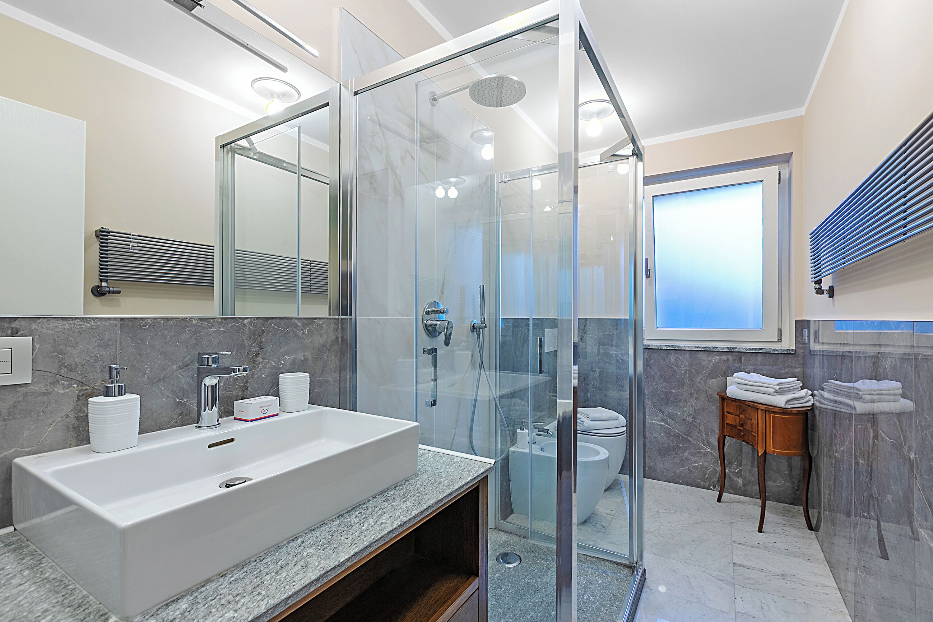 Appartement familial, plusieurs chambres, côté montagne (Appartamento Girasole) | Salle de bain | Douche, séchoir à cheveux, bidet, serviettes fournies