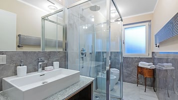 Apartamento família, vários quartos, ao lado da montanha (Appartamento Girasole) | Banheiro | Chuveiro, secador de cabelo, bidê, toalhas de banho