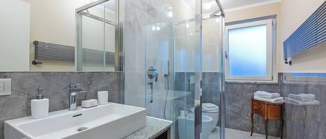 Appartement Familial, plusieurs chambres, cÎté montagne (Appartamento Girasole) | Salle de bain
