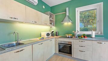 Apartamento família, vários quartos, ao lado da montanha (Appartamento Girasole) | Cozinha privada | Geladeira, micro-ondas, fogão, cooktop
