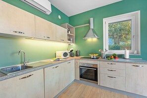 Apartamento família, vários quartos, ao lado da montanha (Appartamento Girasole) | Cozinha privada | Geladeira, micro-ondas, fogão, cooktop