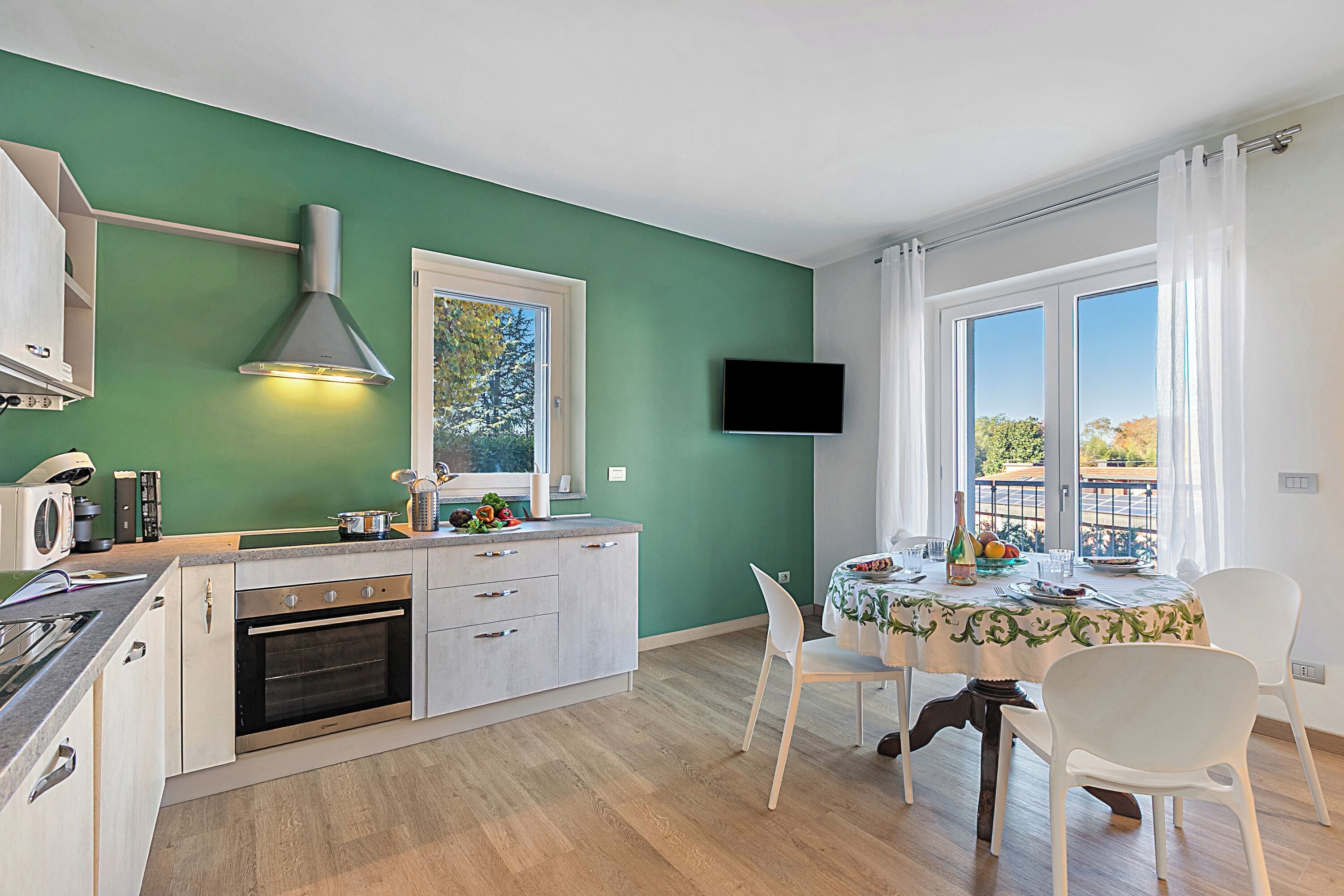 Apartamento lua de mel, vários quartos, ao lado da montanha (Appartamento Girasole) | Cozinha privada | Geladeira, micro-ondas, fogão, cooktop