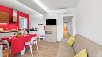 Family Apartment, Multiple Bedrooms, Mountainside (Appartamento Ciclamino) | Dining