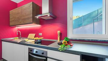 Apartamento lua de mel, vários quartos, ao lado da montanha (Appartamento Ciclamino) | Cozinha privada | Geladeira, micro-ondas, fogão, cooktop