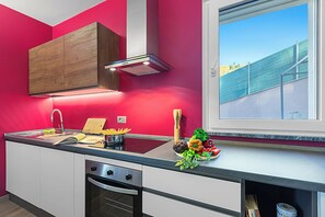 Apartamento lua de mel, vários quartos, ao lado da montanha (Appartamento Ciclamino) | Cozinha privada | Geladeira, micro-ondas, fogão, cooktop