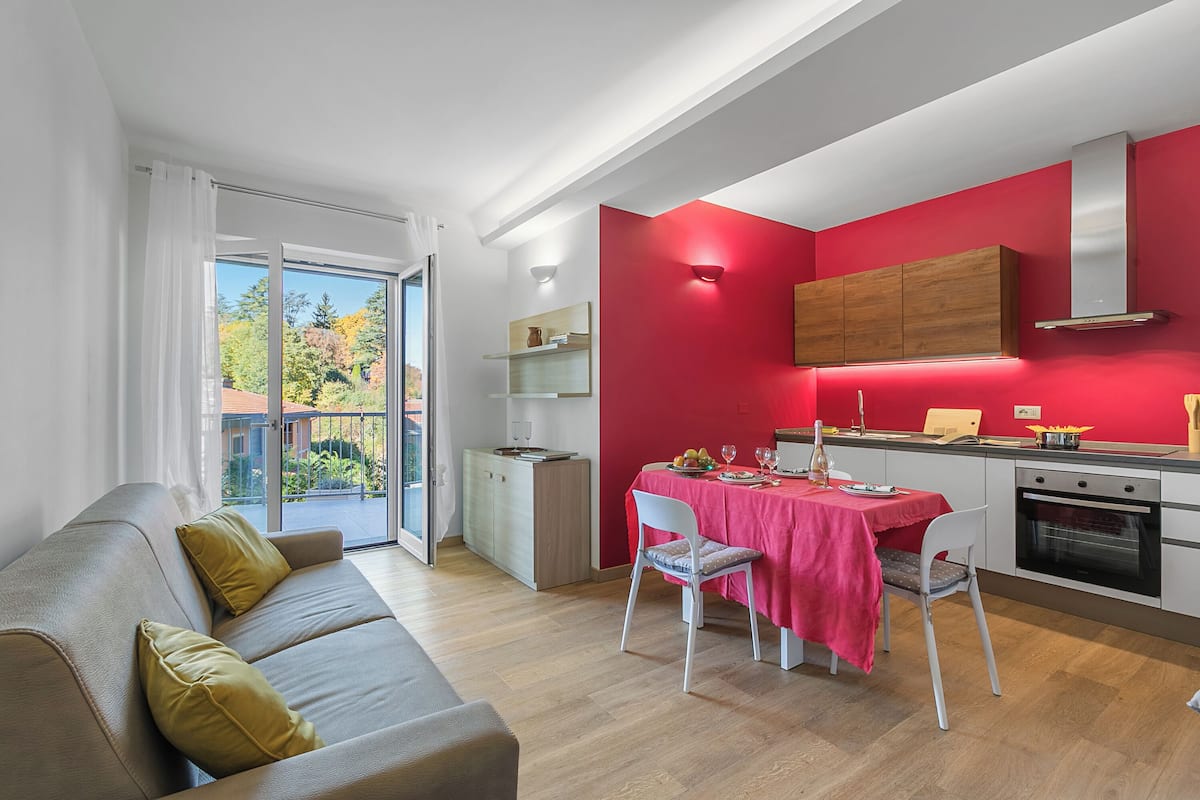 Honeymoon Apartment, Multiple Bedrooms, Mountainside (Appartamento Ciclamino) | Living area | 21-inch Smart TV with cable channels