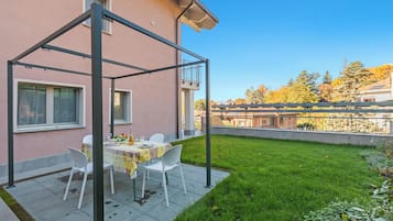 Apartamento família, vários quartos, ao lado da montanha (Appartamento Ciclamino) | Opções para refeição ao ar livre
