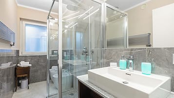 Apartamento família, vários quartos, ao lado da montanha (Appartamento Ciclamino) | Banheiro | Chuveiro, secador de cabelo, bidê, toalhas de banho