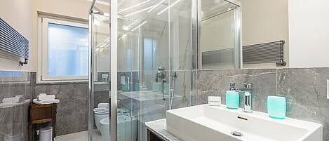 Appartement Familial, plusieurs chambres, cÎté montagne (Appartamento Ciclamino) | Salle de bain