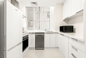 Fridge, microwave, oven, stovetop - Stylish 1 Bedroom in Sydney CBD with Rooftop Pool! (Sydney)