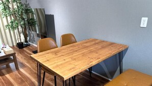 Puisesta ruokapöydästä, jonka jalat ovat mustat, ja siihen sopivasta penkistä.