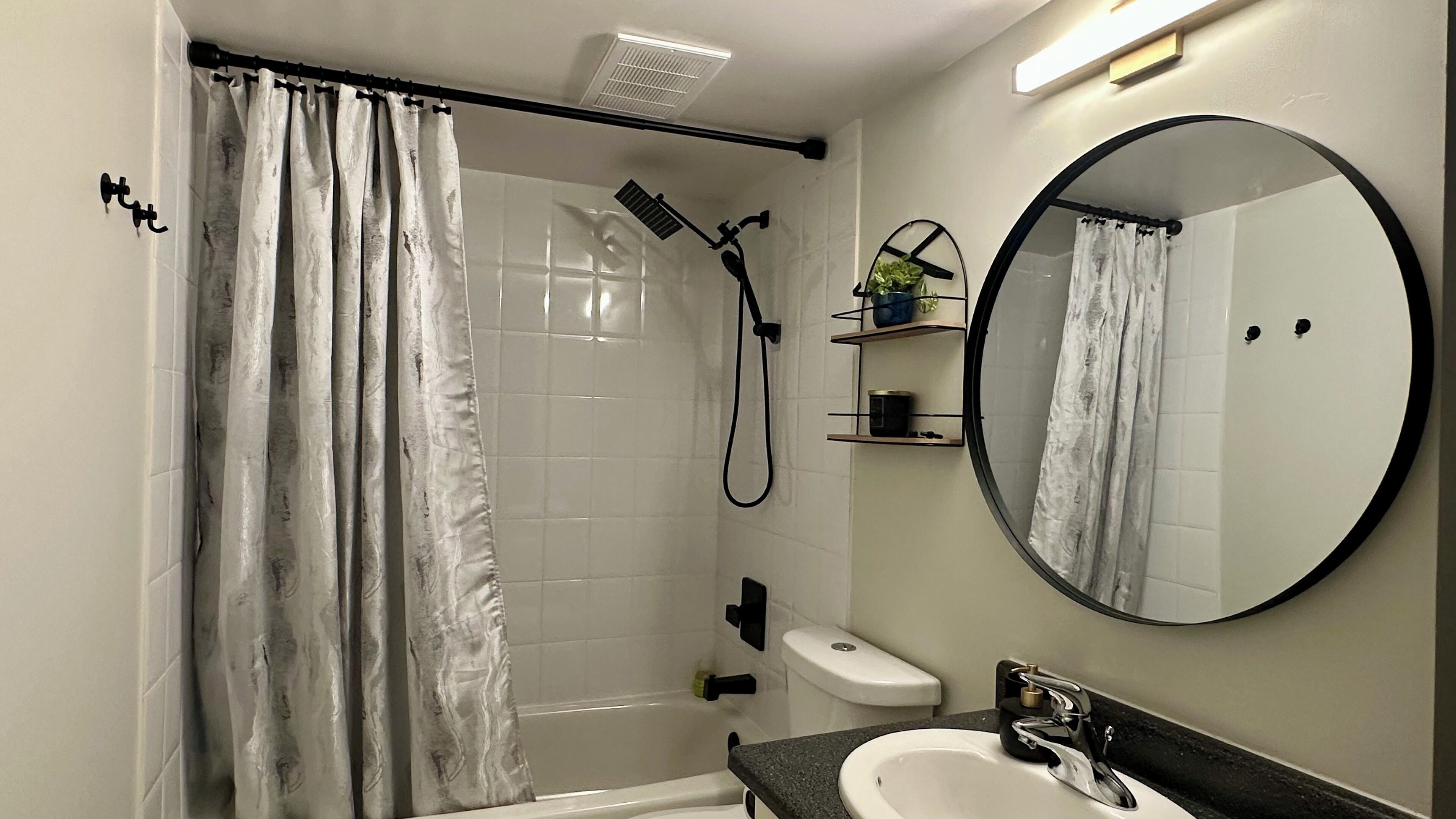 吹风机、毛巾、肥皂、卫生纸