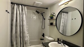 Hårtork, handdukar, tvål och toalettpapper